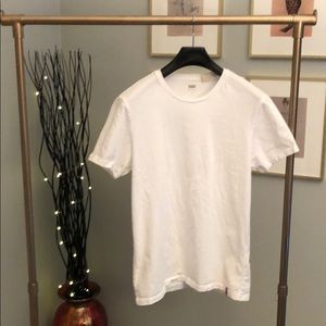 White Levi’s T-shirt